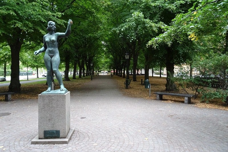 A statue of a woman in a park.