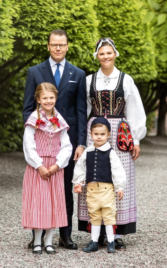 Traditional Swedish Clothing: The National & Regional Folk Costumes of  Sweden