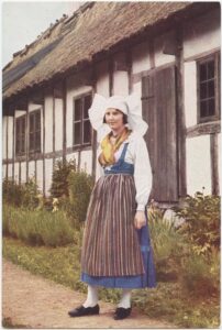 Traditional Swedish Clothing: The National & Regional Folk Costumes of ...