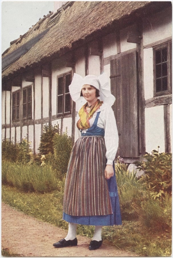 Traditional Swedish Clothing: The National & Regional Folk Costumes of  Sweden