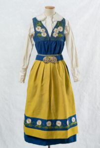 Traditional Swedish Clothing: The National & Regional Folk Costumes Of ...