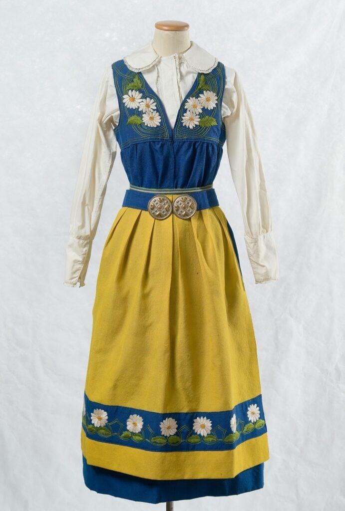 Traditional Swedish Clothing: The National & Regional Folk Costumes of  Sweden