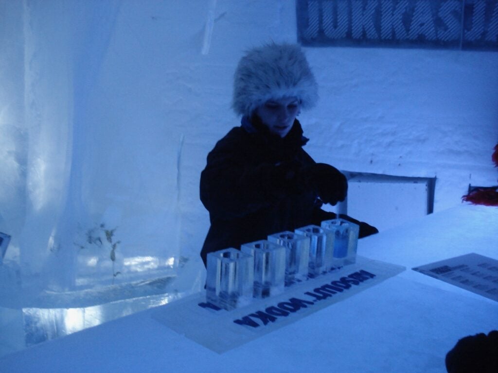 icehotel jukkasjarvi icebar